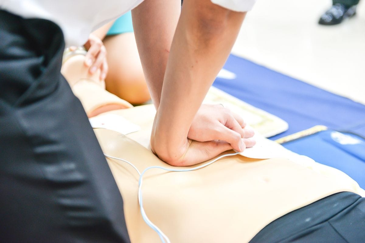 Basic Life Support procedure to a mannequin Basic Life Support procedure to a mannequin